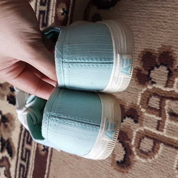 American Eagle Slip-On Non-Marking Sneakers - Picture 3 of 8